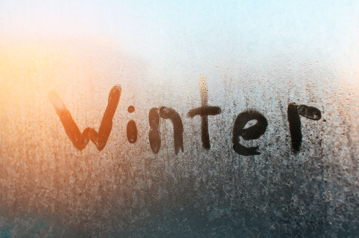 Winter geschrieben auf beschlagenem Fenster