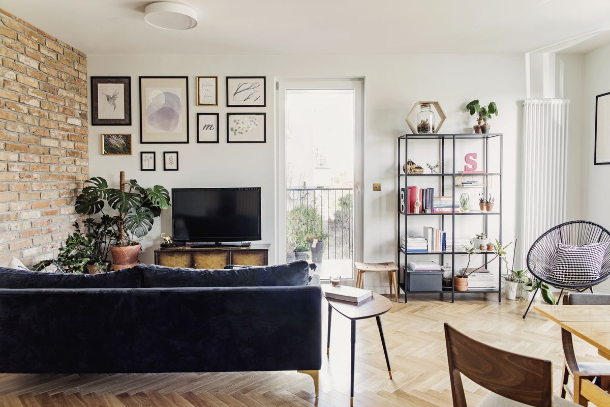 Gemütliches Wohnzimmer mit Backsteinwand und Pflanzen